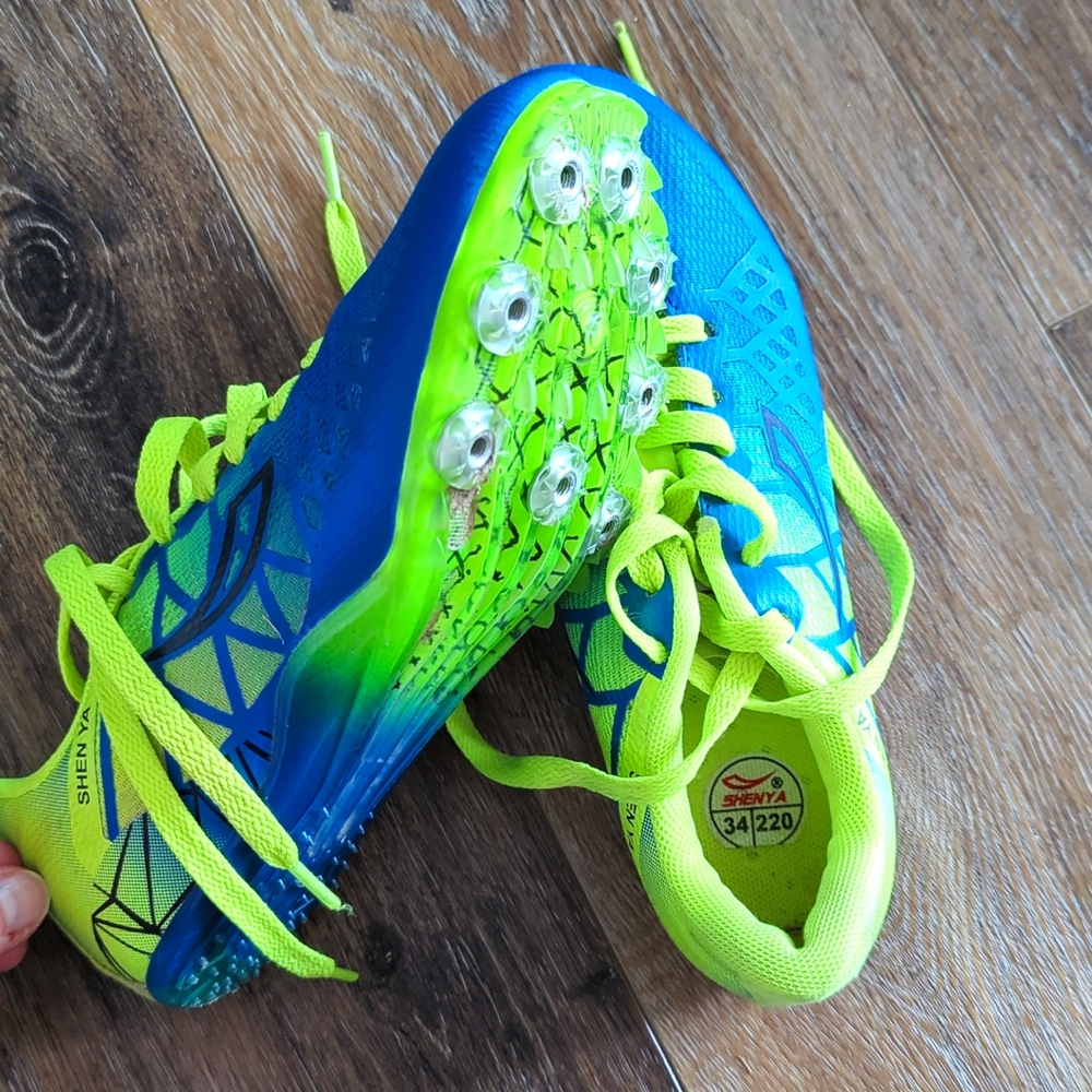 Youth track spikes